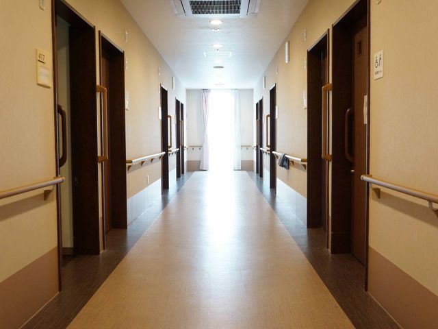 広々とした温かみの廊下 廊下 手すりが整ったきれいな廊下は、安心して歩くことができ、あたたかな雰囲気を感じさせます。