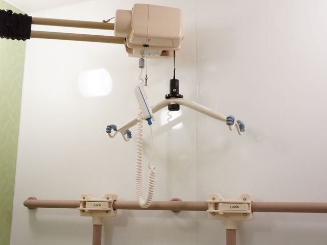 機能訓練の援助具 機械浴 こちらの設備は、体力維持やリハビリをサポートするために設計されており、利用者の安全と快適なトレーニングをサポートしています。