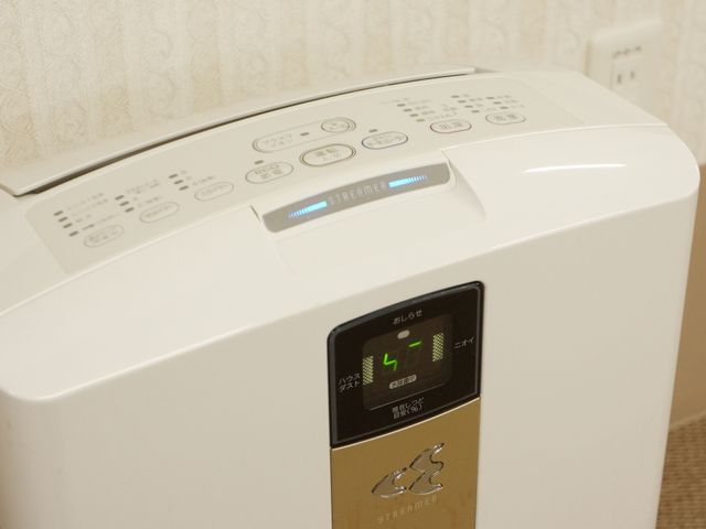 洗濯機のコントロールパネル 空気洗浄機 最新の洗濯機が設置されており、いつでも快適にお洗濯ができる環境が整っています。お仕事中も洗濯物を気にせずに済む便利さがあります。