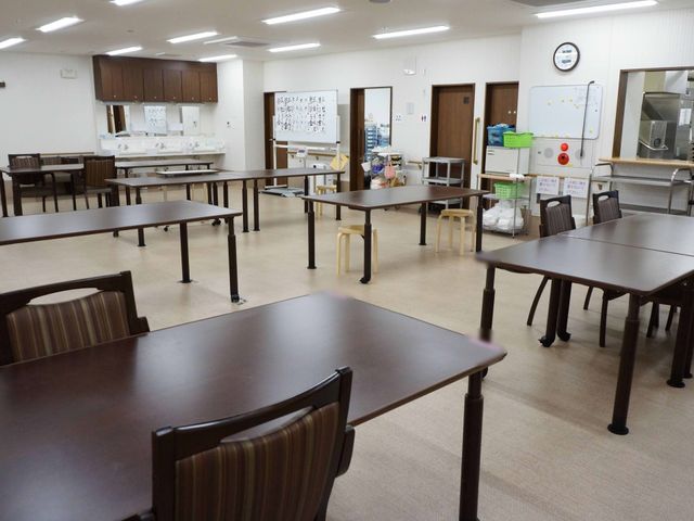 広々とした食堂スペース 食堂 開放的な雰囲気の食堂で、ゆっくりと食事を取ることができます。周囲は清潔感があり、共に働く環境としてふさわしい場所です。