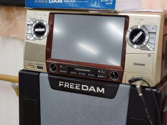 カラオケ設備のアップ カラオケ 共有スペースにはカラオケ設備が整っており、ご入居者同士での楽しいひとときを提供しています。