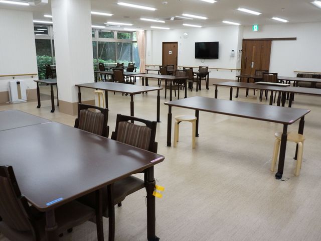 広々とした明るい食堂 食堂 広々とした食堂は、ゆったりとした時間を過ごすための理想的な場所です。窓から自然光が差し込む、開放感のある空間で、コミュニケーションも豊かになりそうです。