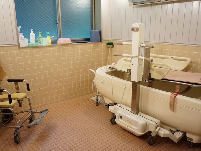 バリアフリーで広い浴室 特殊浴 設備充実のバリアフリー浴室です。リフトを使い、安全に快適な入浴のお手伝いをします。