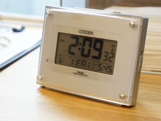 デジタル時計が置時計 時計 正確な時刻が一目で確認できるデジタル時計が、共有スペースに設置されております。日々の生活の中で、時間の把握を支援します。