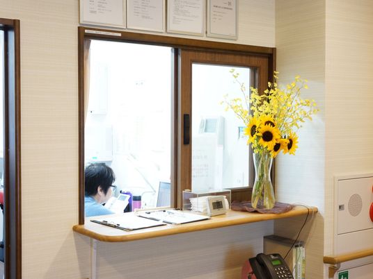 フロントに花飾りとスタッフ