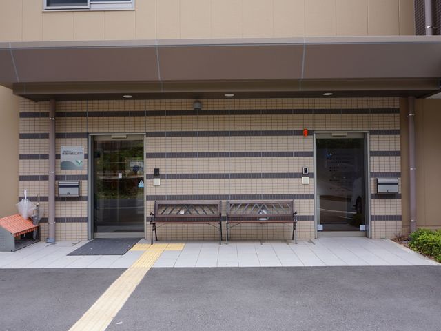 エントランスの外観 玄関 ゆとりある空間のエントランスは、訪れる方々を暖かく迎え入れます。車椅子利用者も安心してアクセス可能な設計です。
