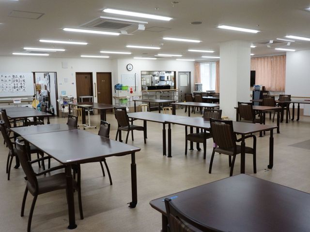広々としたダイニングエリア 食堂 広々とした明るい食堂エリアです。清潔感があり、ゆったりとお食事を楽しめる環境が整っています。