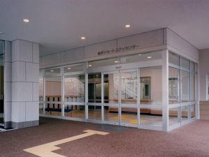 透明なガラス扉のエントランス
