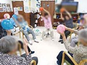 体操をする集団の室内