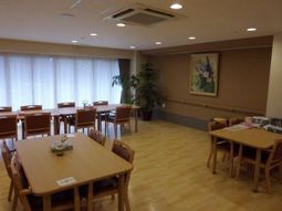 広々した明るい食堂