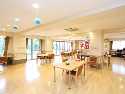 広々明るい食堂空間