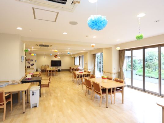 共有リビングでは談笑したり、テレビを見ながらお茶を飲んだりと、それぞれの楽しい時間を過ごして頂ける。壁には手すりが設置されている。