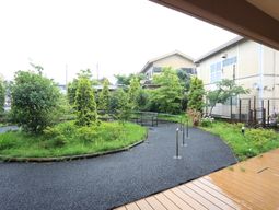 緑豊かな施設の中庭