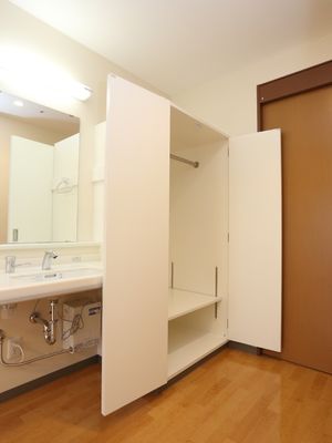 洗面台と収納のある部屋