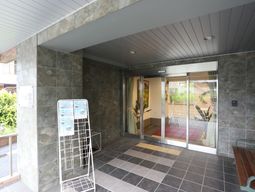 エントランスの清潔感ある外観