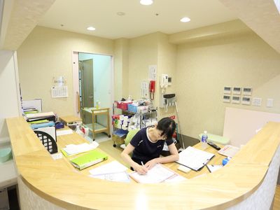 スタッフが業務を行う事務室