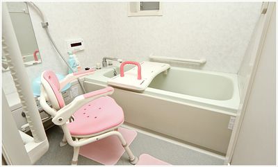 バリアフリー設計の浴室