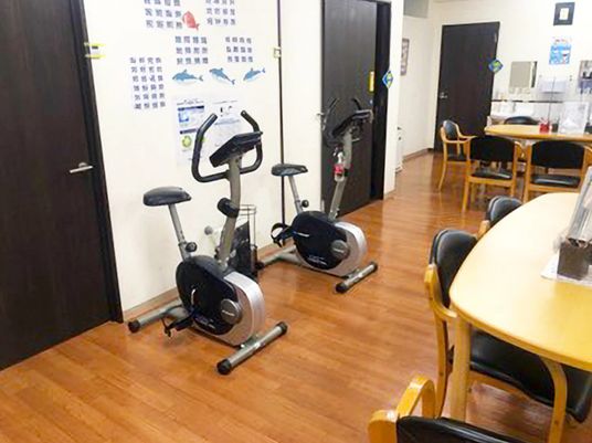機能訓練用の自転車がある室内  