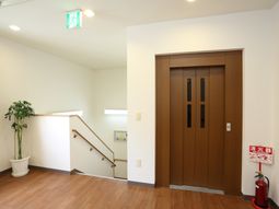 清潔感あるエレベーター前