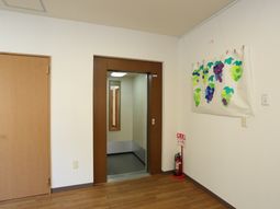 廊下の清潔感ある風景