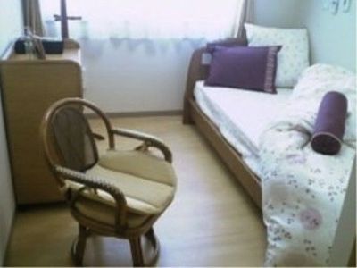 居室のベッドと椅子