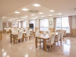 広い共用ダイニングルーム