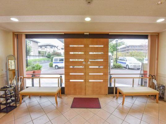 自動ドアを入ると玄関マットが敷かれている。ドア両側に長椅子が置かれている。姿見鏡もあり自宅の玄関のような雰囲気。