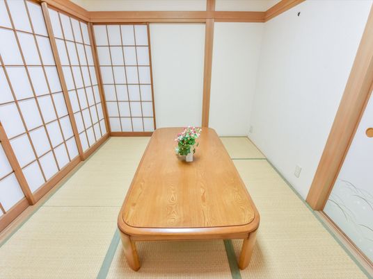 畳の部屋がある。襖、障子もあるので本格的な和室の空間。長テーブルも設置してあり、座って寛いで過ごせる。