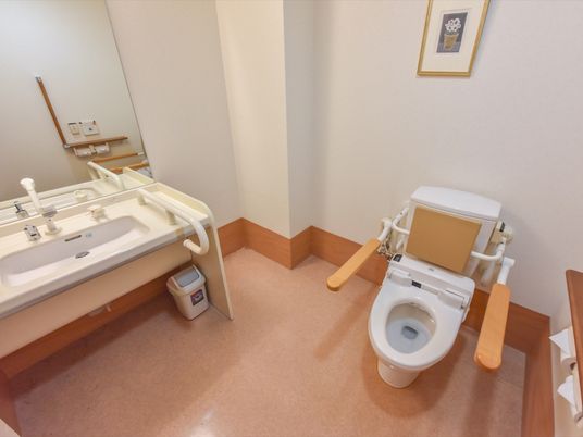 洗面トイレは広々したスペース。洗面台に手すりが取り付けてあり、下の空間は空いているので車いすでも使いやすい。