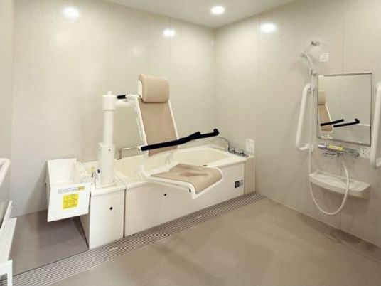 「ニチイホーム 柿生」の個人浴室（イメージ）。プライバシーも確保できる浴室。
