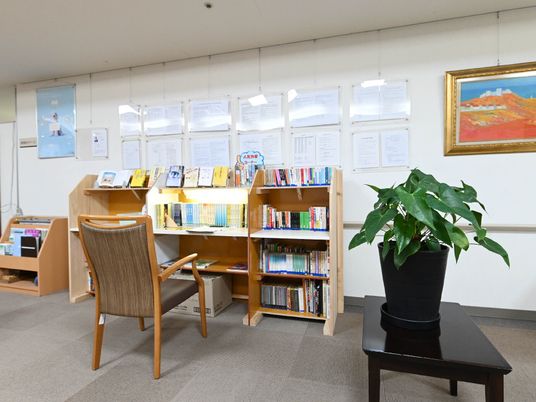 椅子や本が置かれた読書スペース
