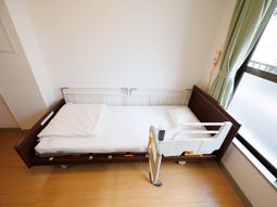 機能的なベッドのある居室