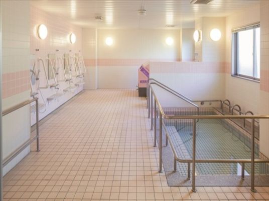 「ニチイホーム 上星川」の一般浴室（イメージ）。ゆったりと入浴できる。