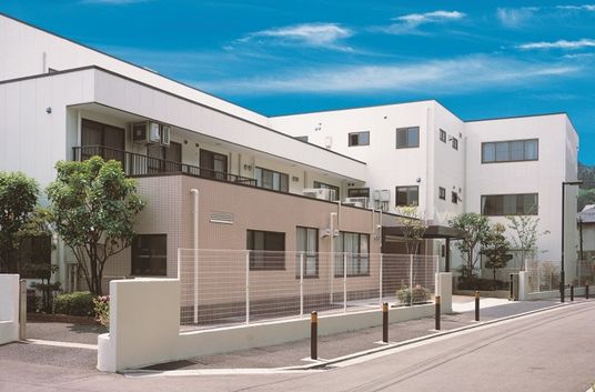 白い外観の建物