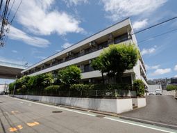 緑に囲まれた建物外観