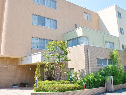 暖色系の外観の建物