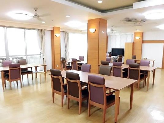 明るい共有ダイニング