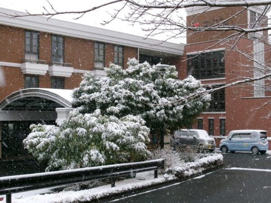 雪の降る建物外観  