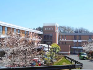 桜咲く施設外観  