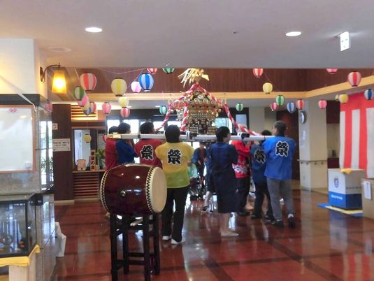 にぎやかな祭り風景、ホール