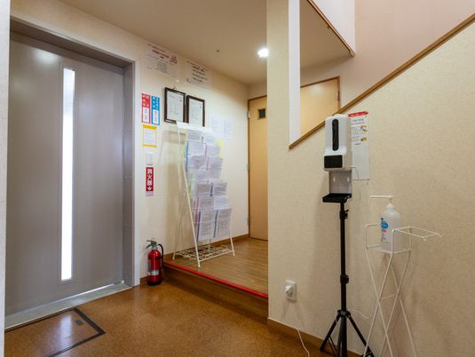 手指消毒がある廊下
