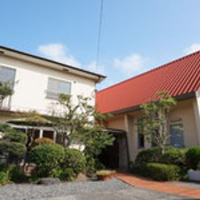 青空の下の建物外観