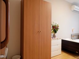 居室の一角とベッド