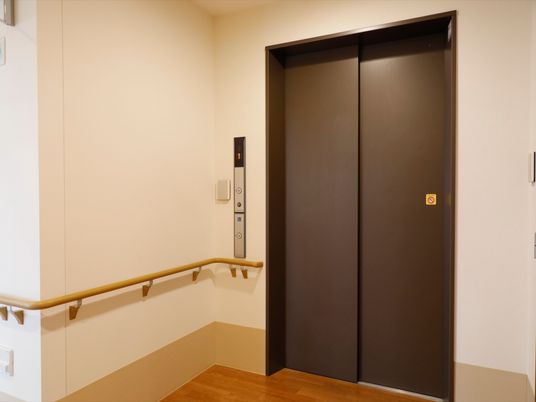 手すり付きのエレベーター前