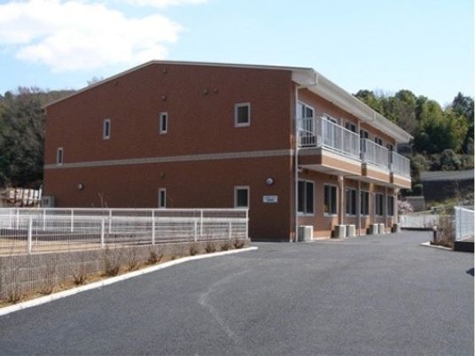 明るい施設の外観