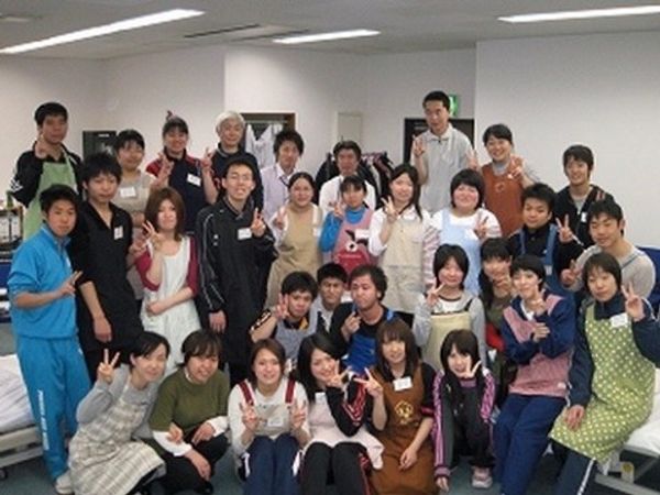元気なスタッフ集合写真
