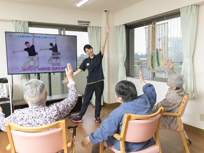 運動する人々とスタッフ