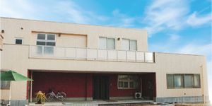 広い敷地の建物外観