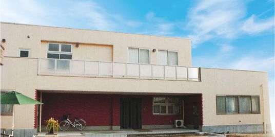 広い敷地の建物外観