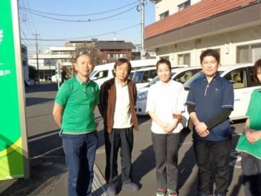 スタッフが並ぶ外観  